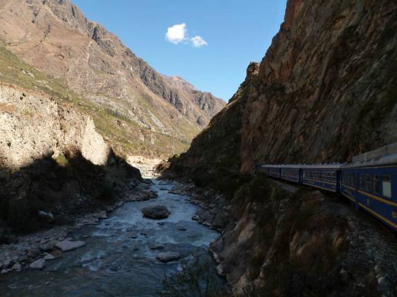 A bela paisagem do vale por onde segue o trem entre Ollantaytambo e Aguas Calientes, no Peru